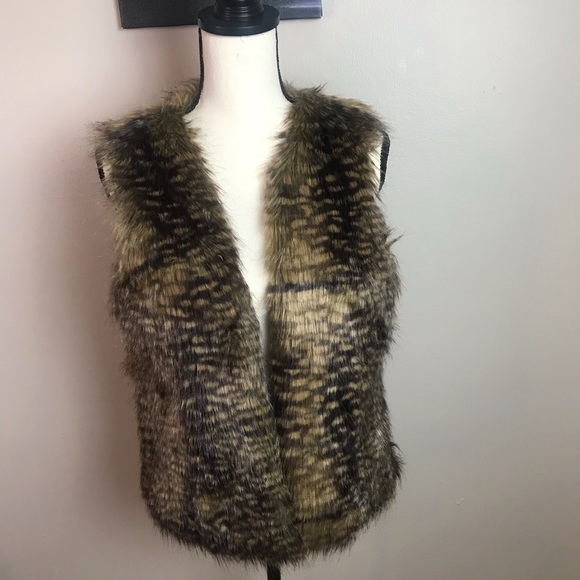 Jackets & Blazers - MOSSIMO WOMEN'S SIZE (L) FAUX FUR VEST